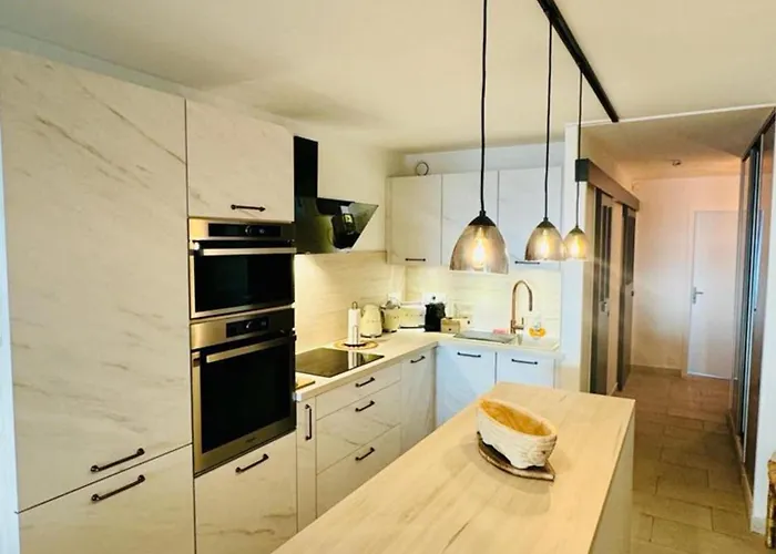 Апартаменты La Corniche Renove De 66m2 Pleine Vue Mer!