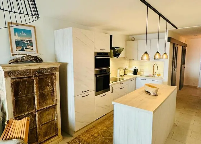 Апартаменты La Corniche Renove De 66m2 Pleine Vue Mer! *